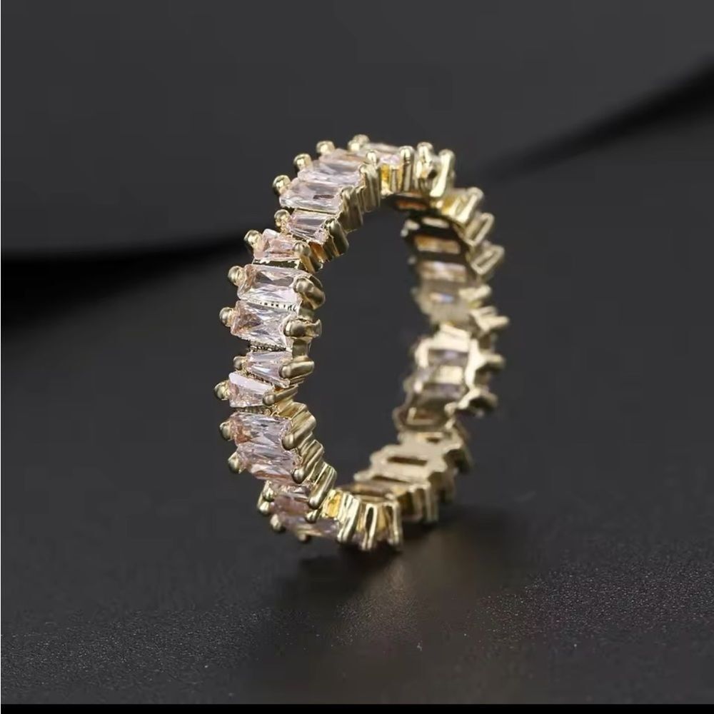Elegant Gold Band Irregular Stones size 6 Women's Ring. Suzanne Kalan style.